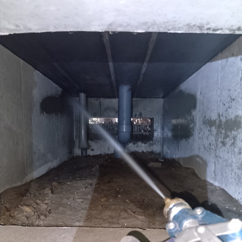 床下の基礎にシロアリ駆除剤を散布