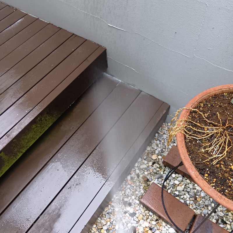 ウッドデッキにシロアリ駆除剤を散布