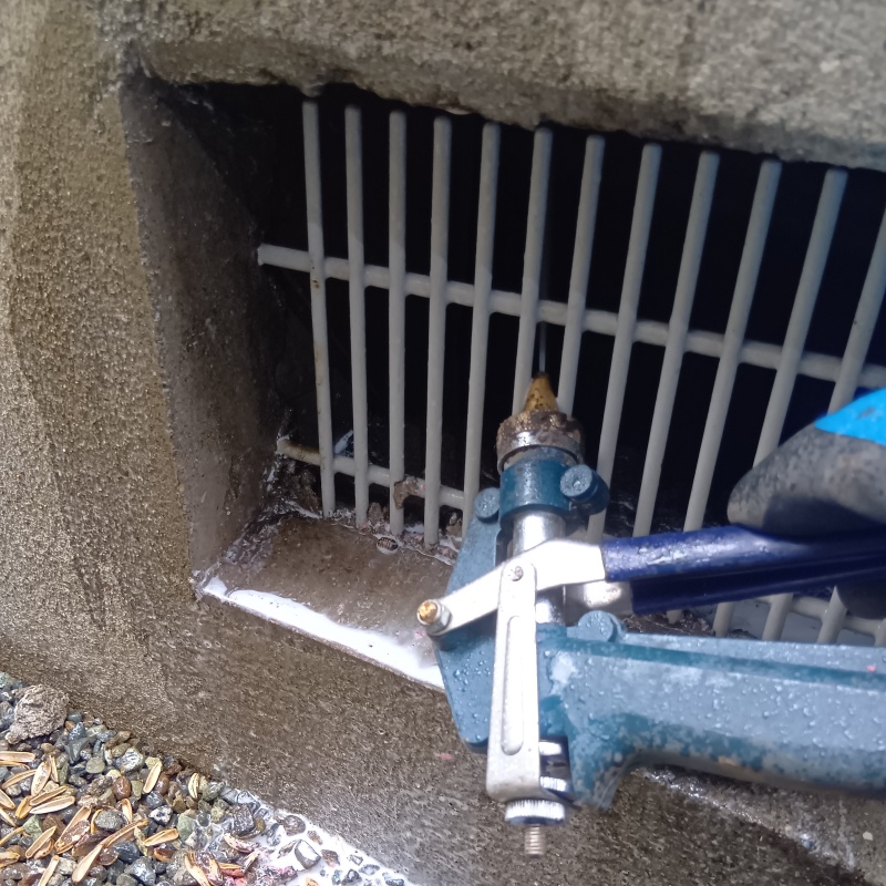 床下換気口からシロアリ駆除剤を散布