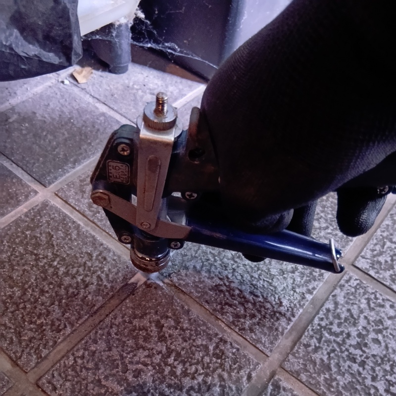 玄関の床タイルにシロアリ駆除剤を注入