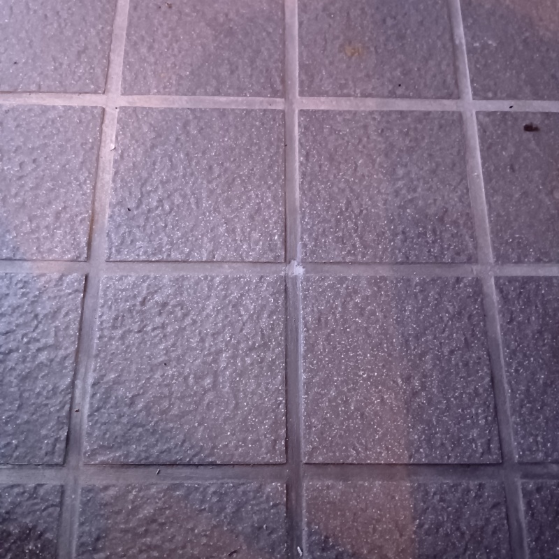 開けた穴をパテで補修