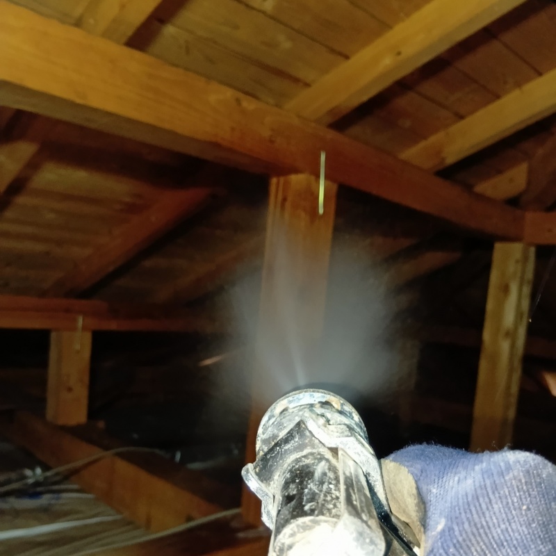 屋根裏の木部にシロアリ駆除剤を散布
