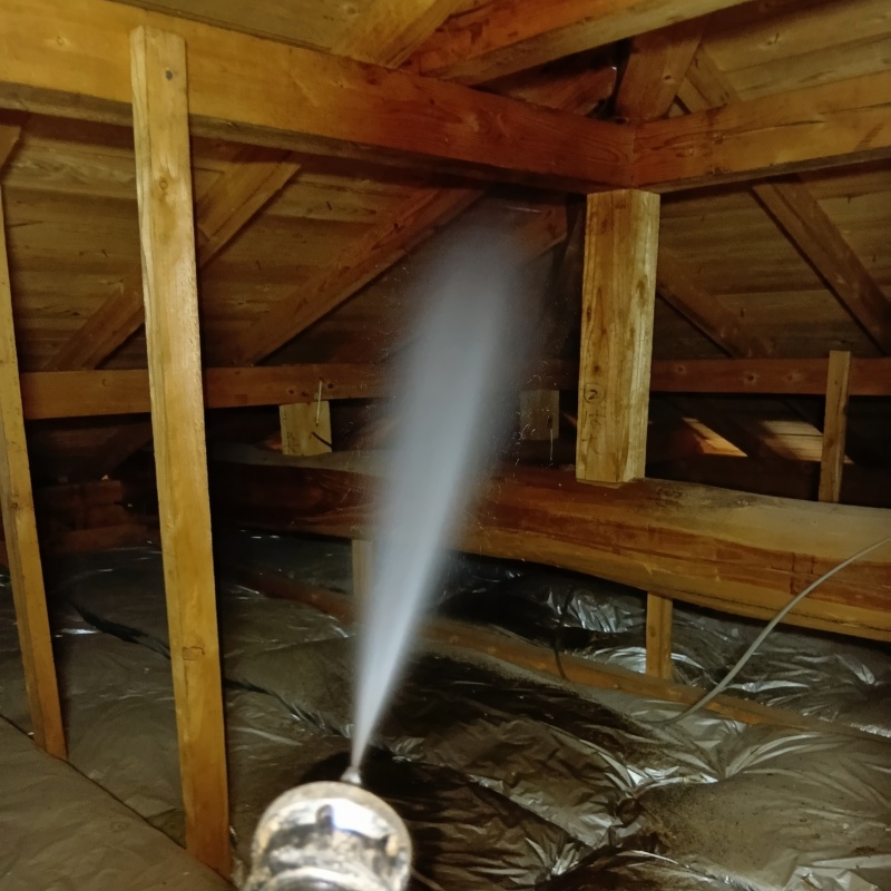 屋根裏の木部にシロアリ駆除剤を散布