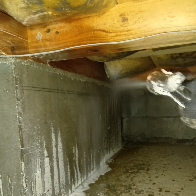 床下の地面にシロアリ駆除剤を散布