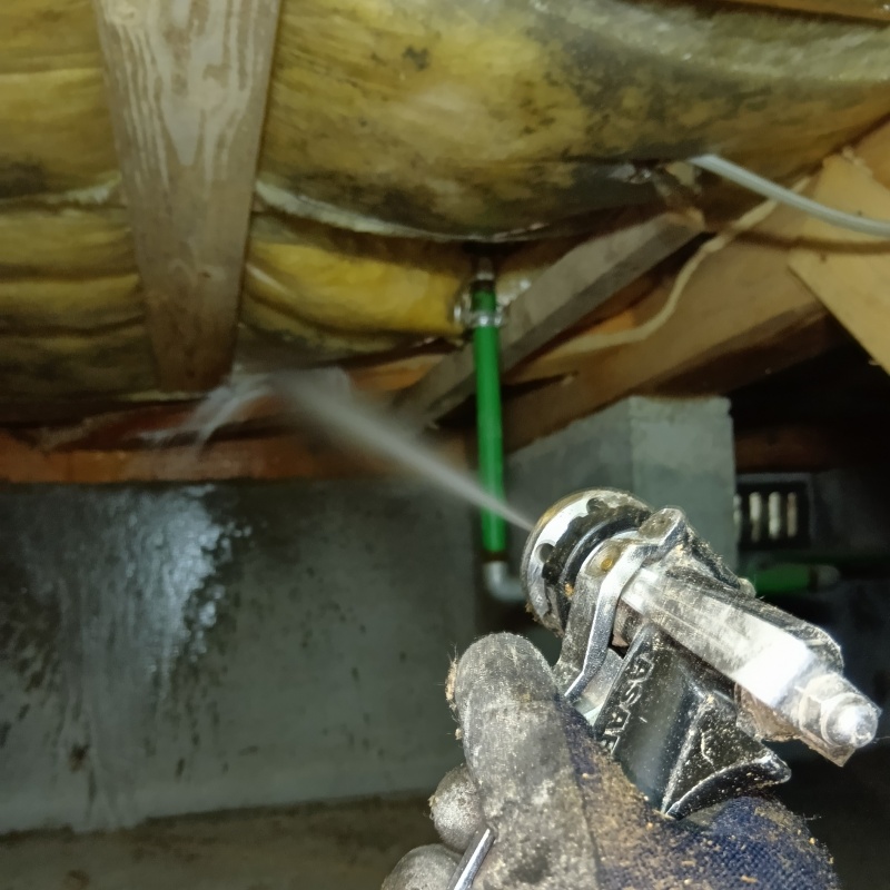 床下の地面・断熱材にシロアリ駆除剤を散布