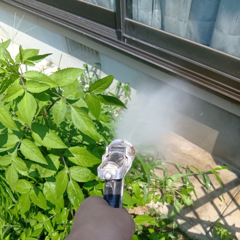 外壁の基礎にシロアリ駆除剤を散布