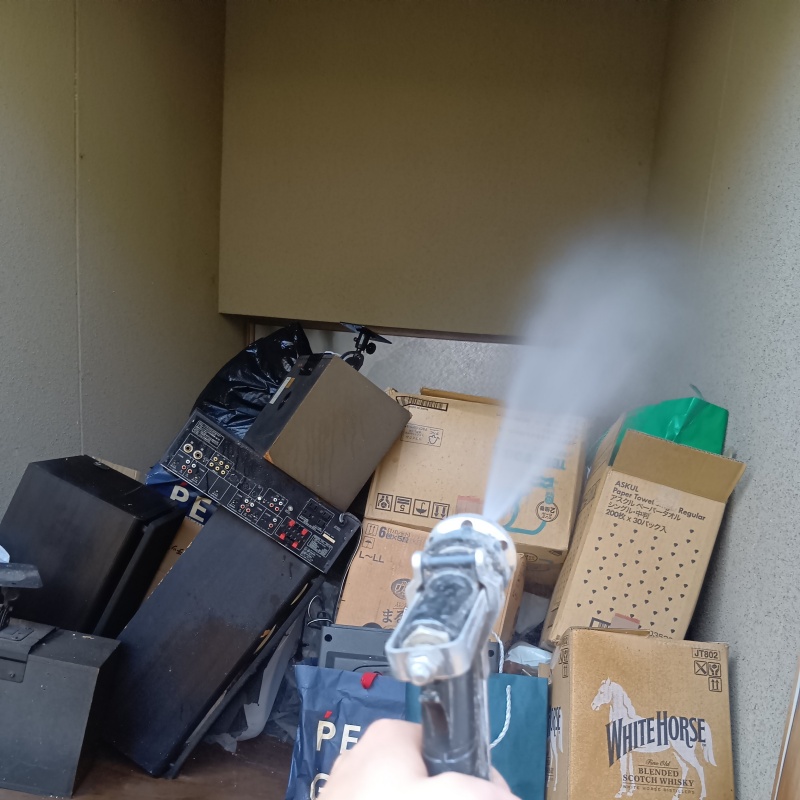 物置小屋の中にシロアリ駆除剤を散布