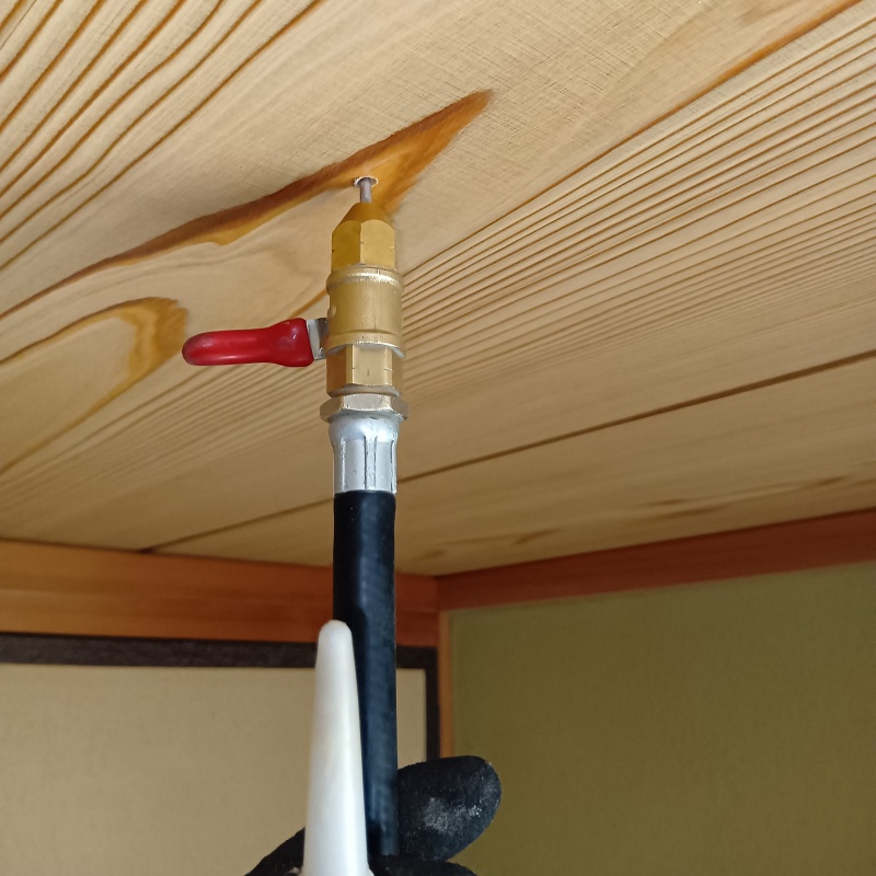 和室の天井にシロアリ駆除剤を注入