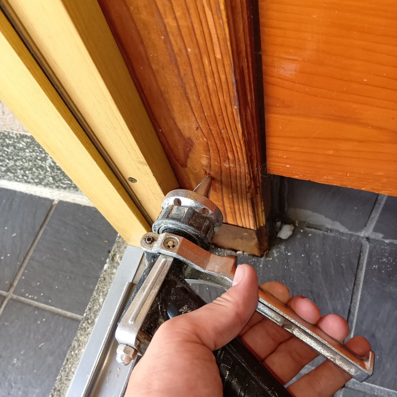 玄関の柱にシロアリ駆除剤を注入