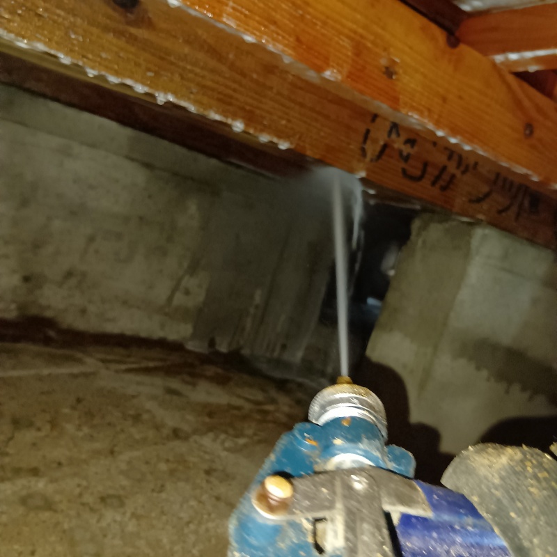 床下の木部にシロアリ駆除剤を散布