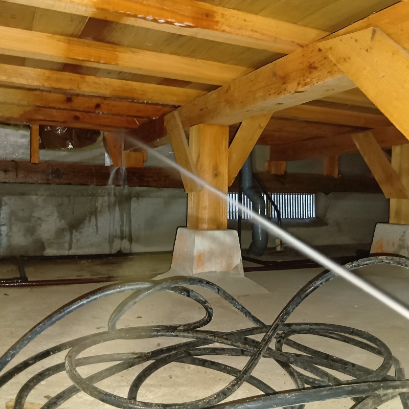 床下の木部にシロアリ駆除剤を散布