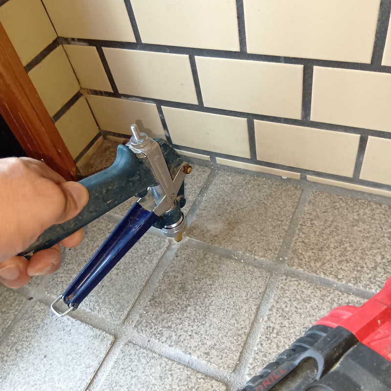 玄関の床タイルにシロアリ駆除剤を注入