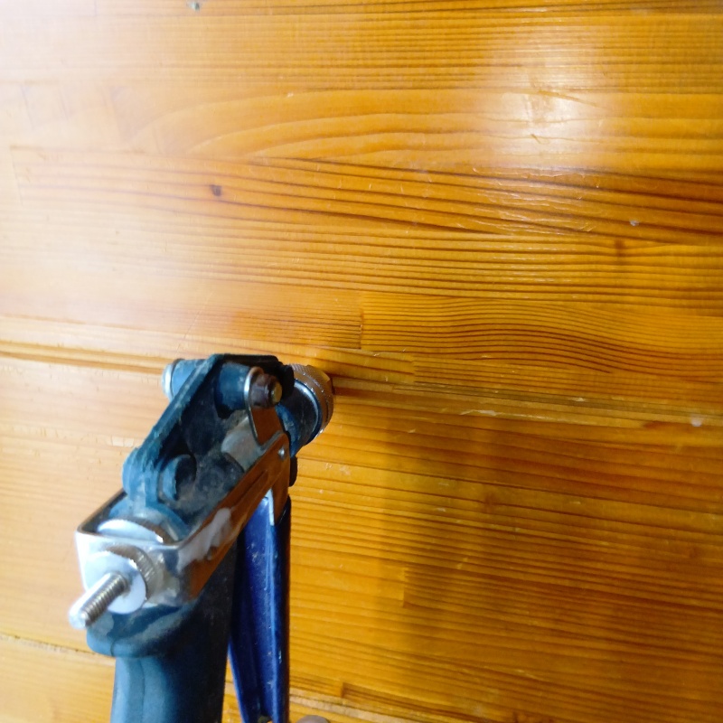 室内の壁にシロアリ駆除剤を注入