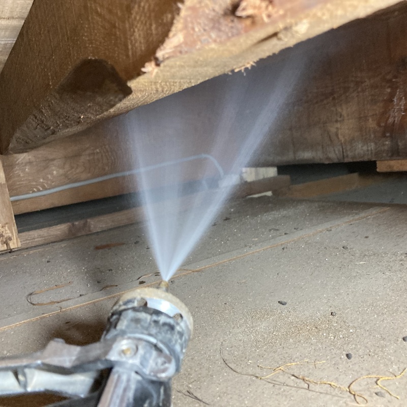 屋根裏の木部にシロアリ駆除剤を注入