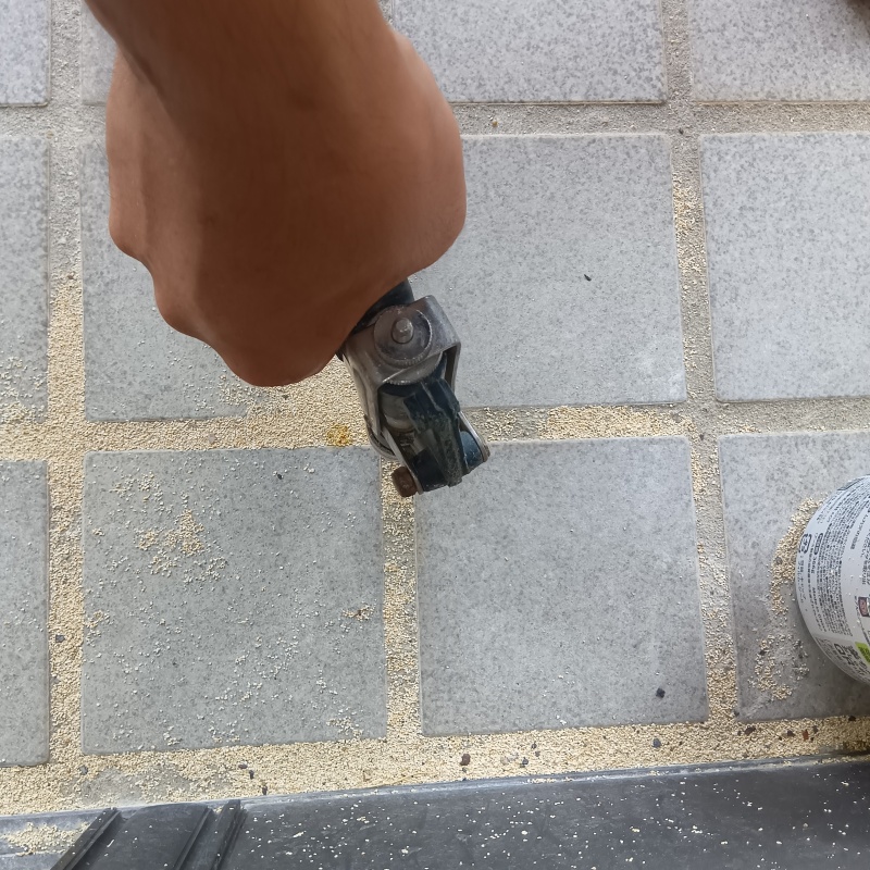 玄関床のタイルに防蟻剤を注入
