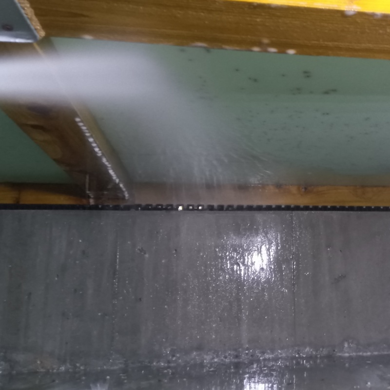 床下の基礎にシロアリ駆除剤を散布