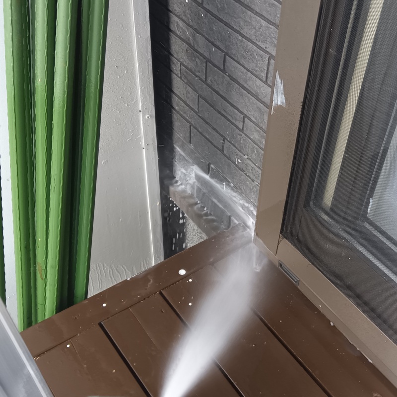 ウッドデッキ付近にシロアリ駆除剤を散布