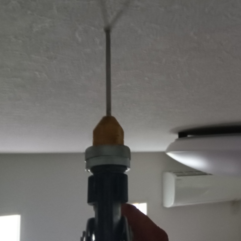 天井にシロアリ駆除剤を注入