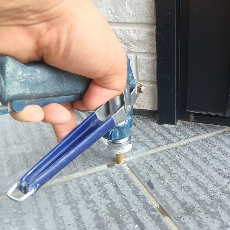 玄関ポーチにシロアリ駆除剤を注入