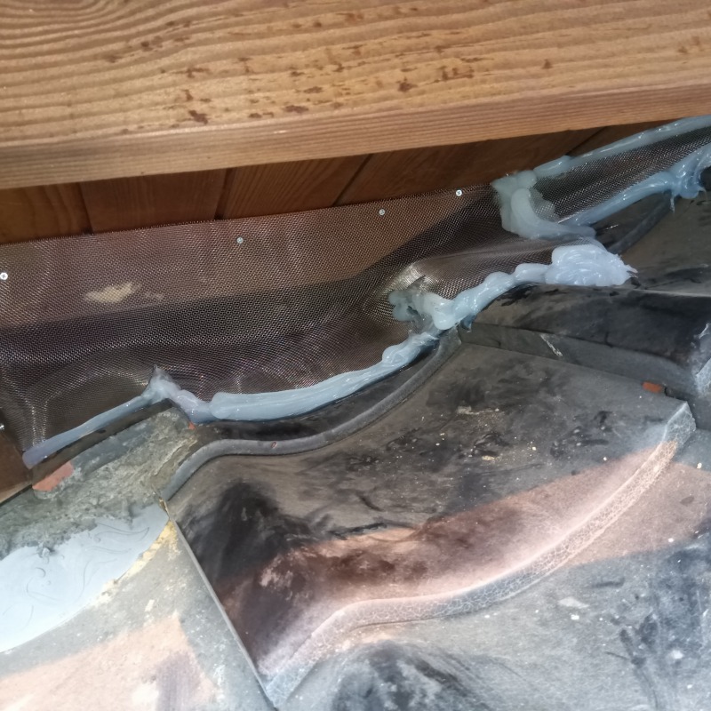 屋根のすき間を封鎖