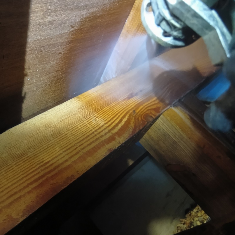 床下の木部にシロアリ駆除剤を散布