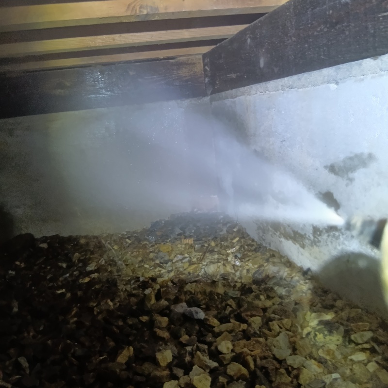 床下の基礎にシロアリ駆除剤を散布