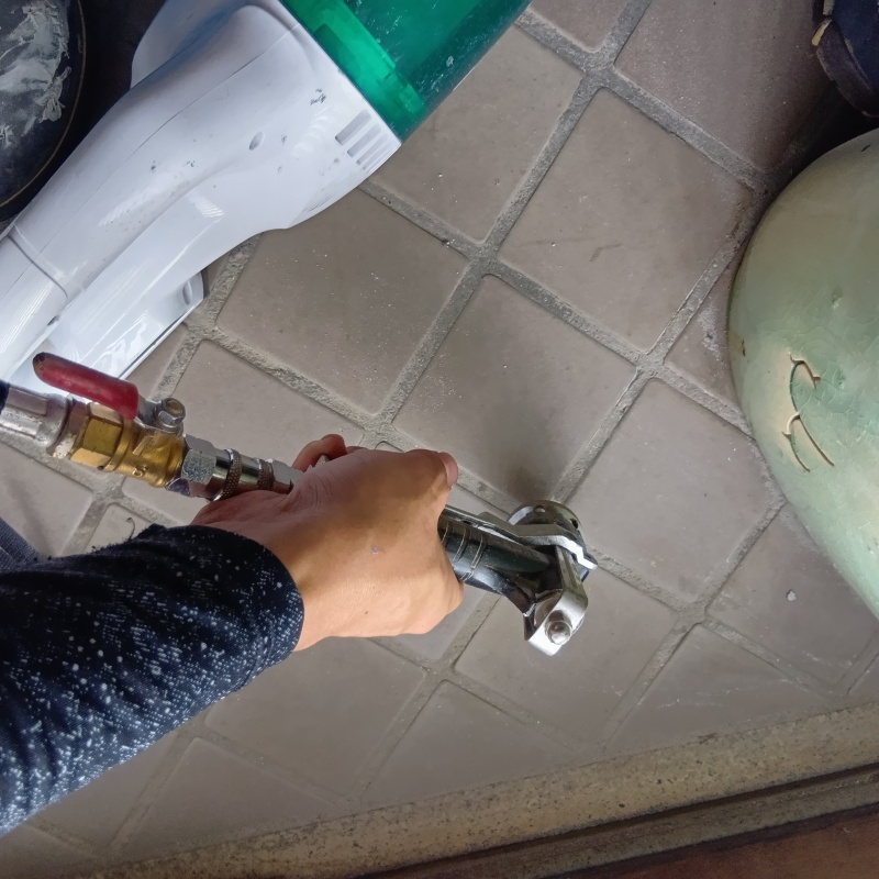 玄関の床タイルにシロアリ駆除剤を注入