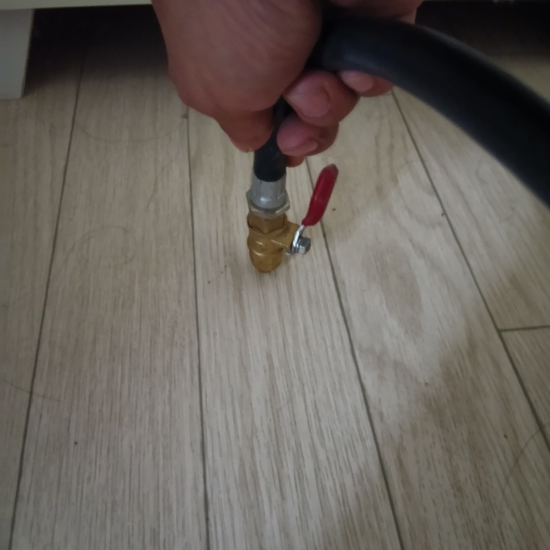 室内のフローリングにシロアリ駆除剤を注入