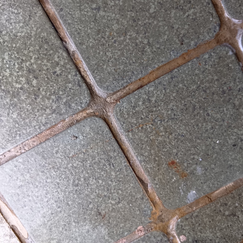開けた穴をモルタルで補修