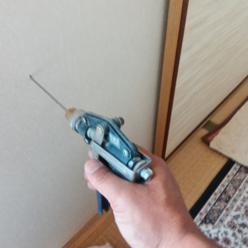 室内の壁にシロアリ駆除剤を注入