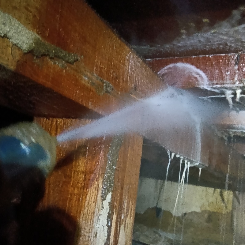 床下の木部にシロアリ駆除剤を散布