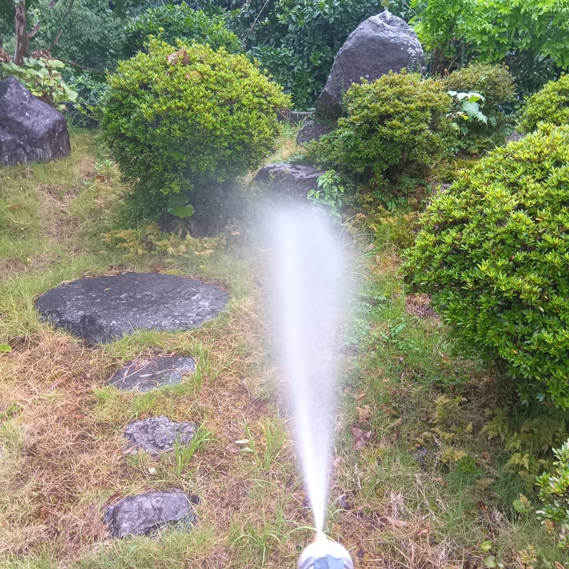 庭全体にシロアリ駆除剤を散布