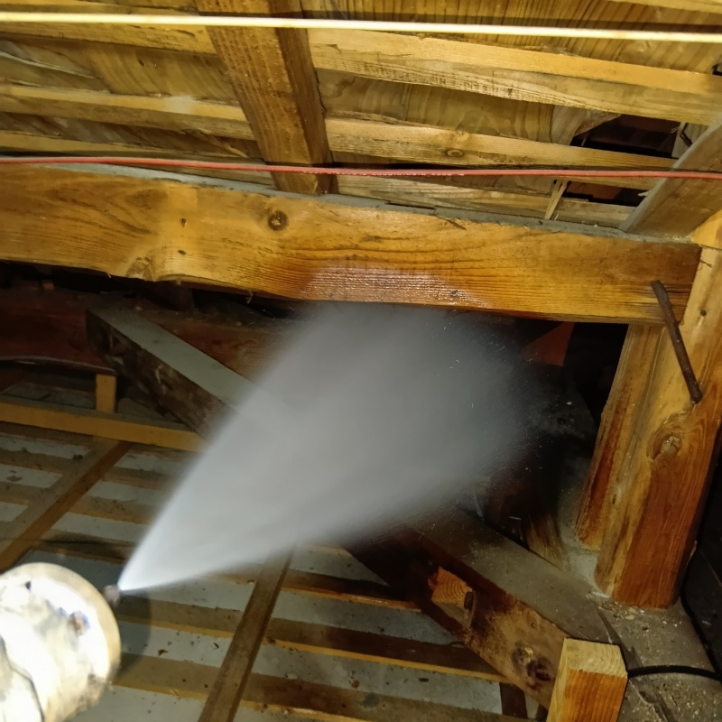 屋根裏の木部にシロアリ駆除剤を散布