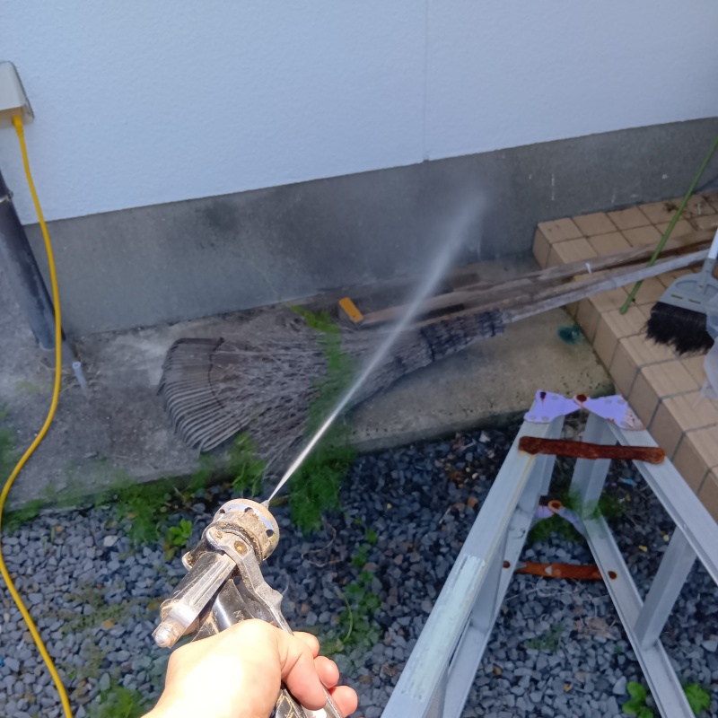 外壁の基礎にシロアリ駆除剤を散布