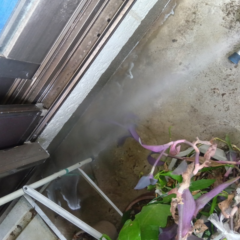 土壁にシロアリ駆除剤を散布