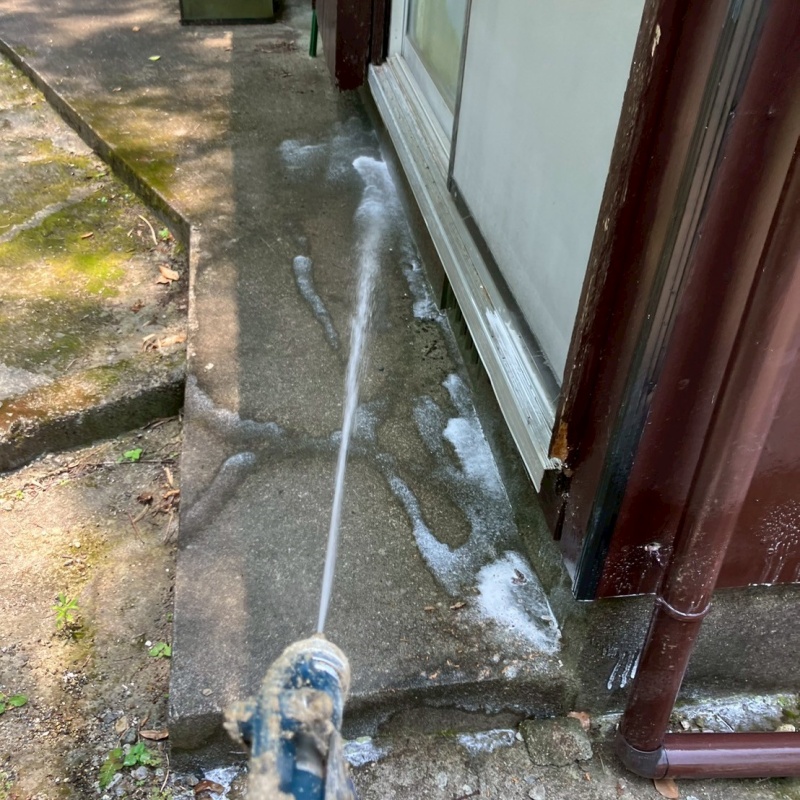 建物のまわりにシロアリ駆除剤を散布