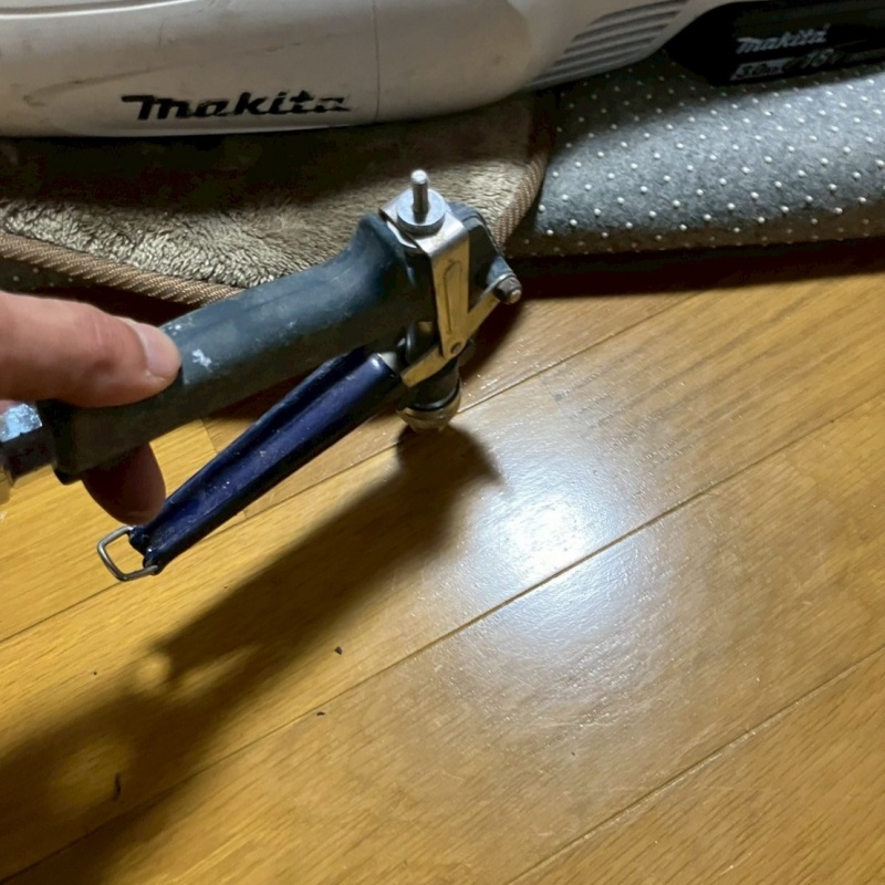 室内のフローリングにシロアリ駆除剤を注入