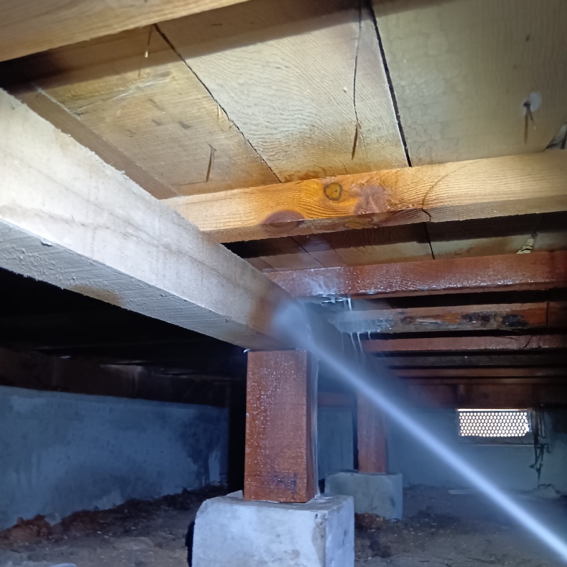 床下の木部にシロアリ駆除剤を散布