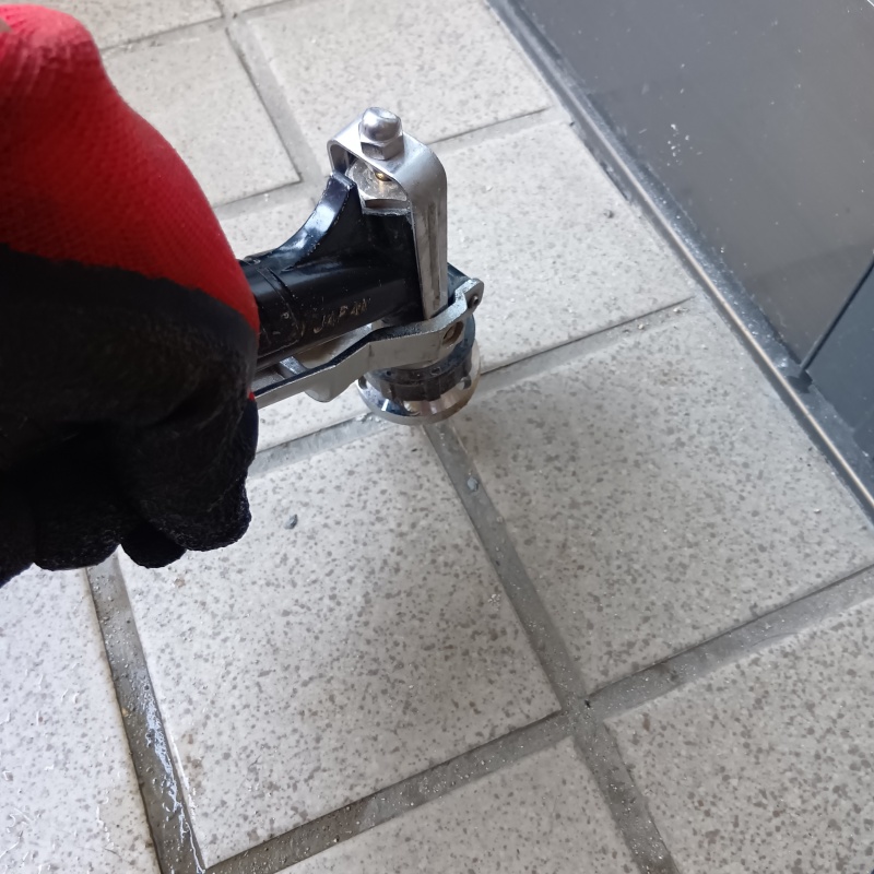 玄関の床タイルにシロアリ駆除剤を注入