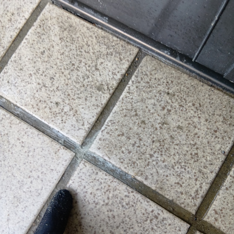 開けた穴をパテで補修