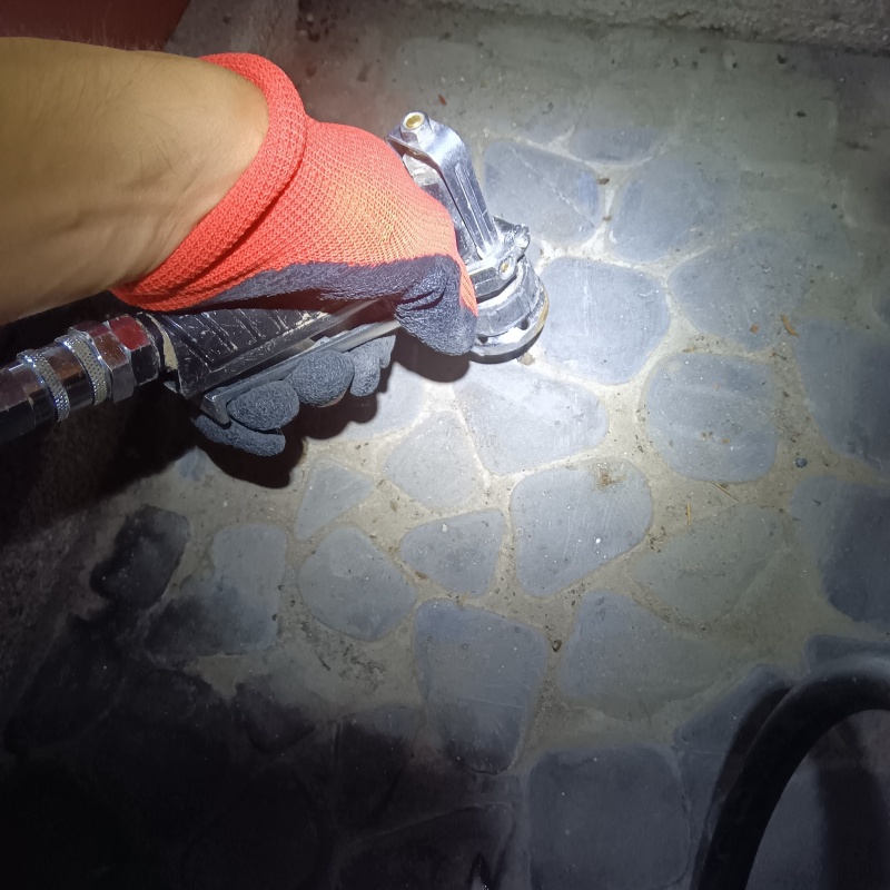玄関の床石にシロアリ駆除剤を注入