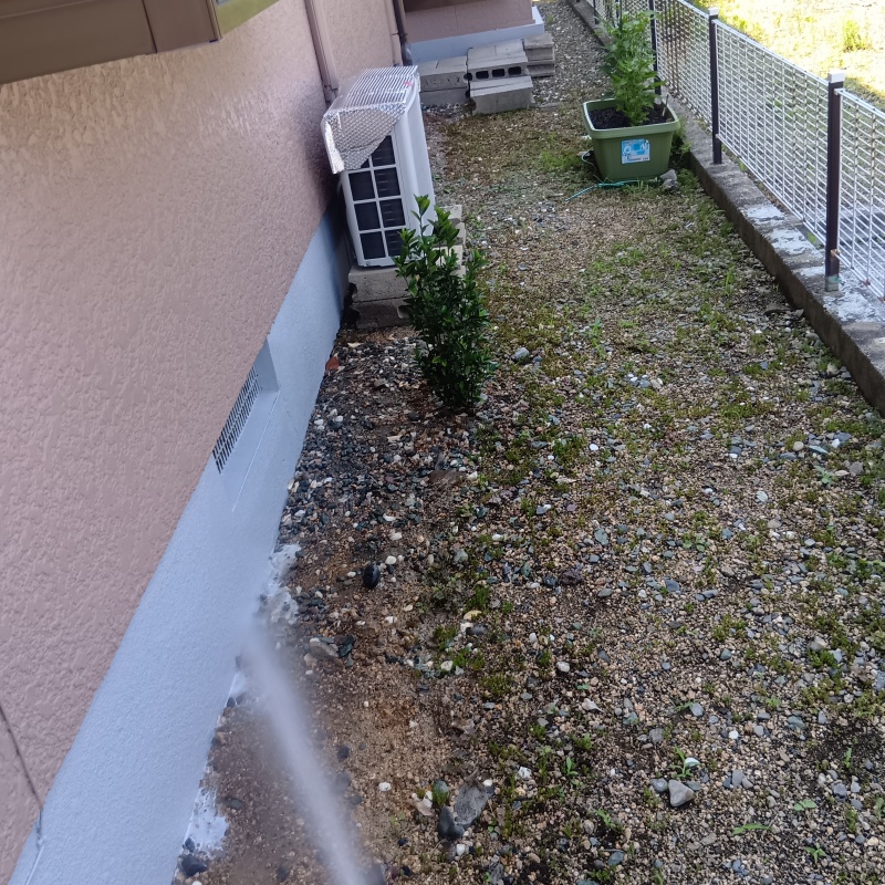外壁の基礎にシロアリ駆除剤を散布