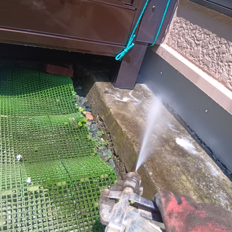 建物周りのコンクリートにシロアリ駆除剤を散布