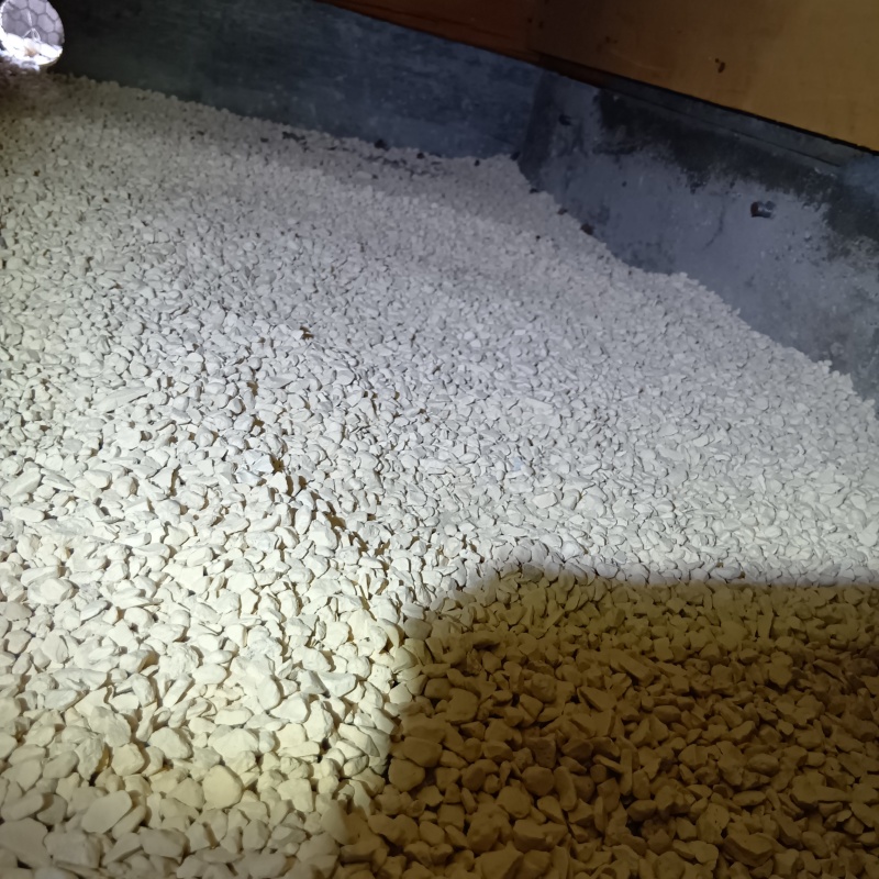 床下に調湿剤を敷設