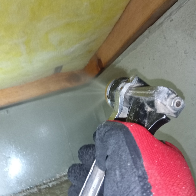床下の木部にシロアリ駆除剤を散布