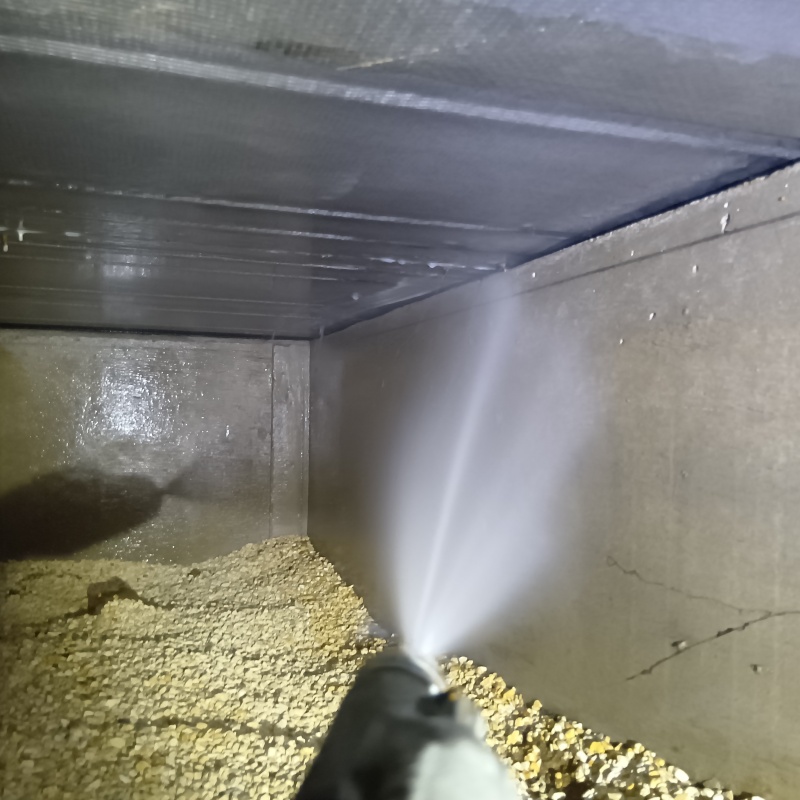 床下の基礎にシロアリ駆除剤を散布