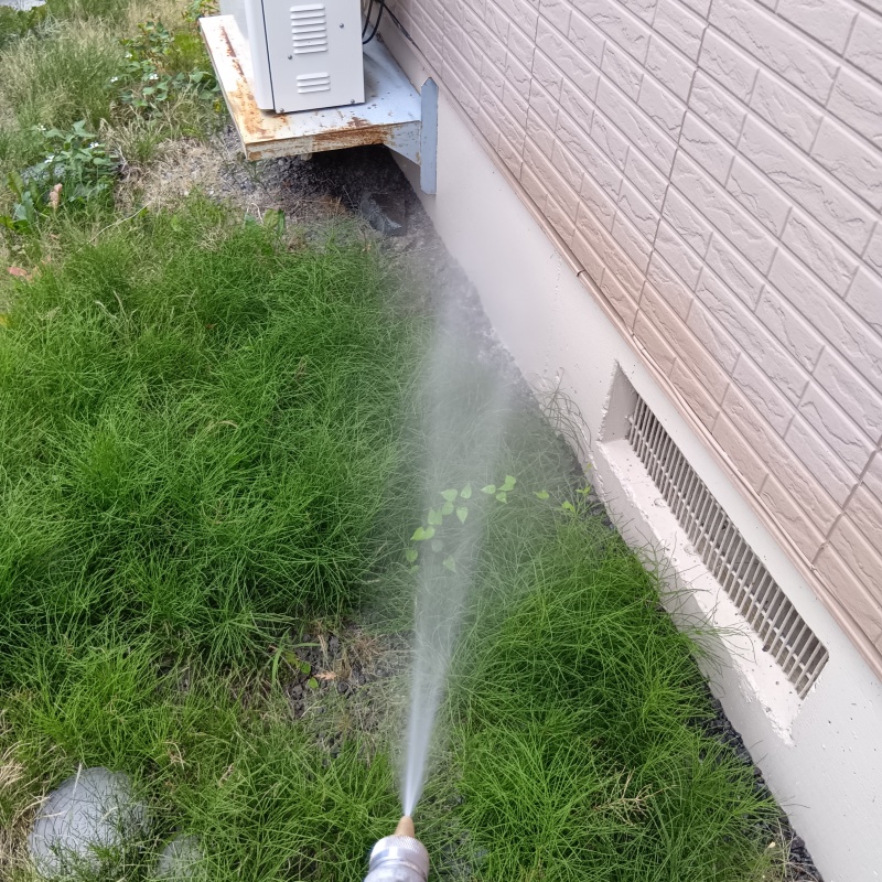 外壁も基礎にシロアリ駆除剤を散布