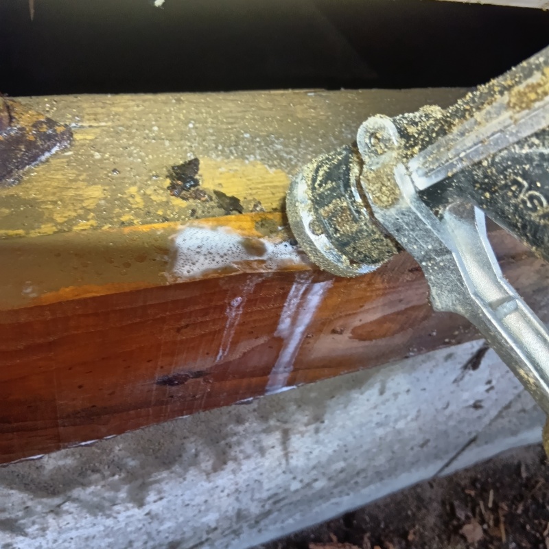 床下の木部にシロアリ駆除剤を注入