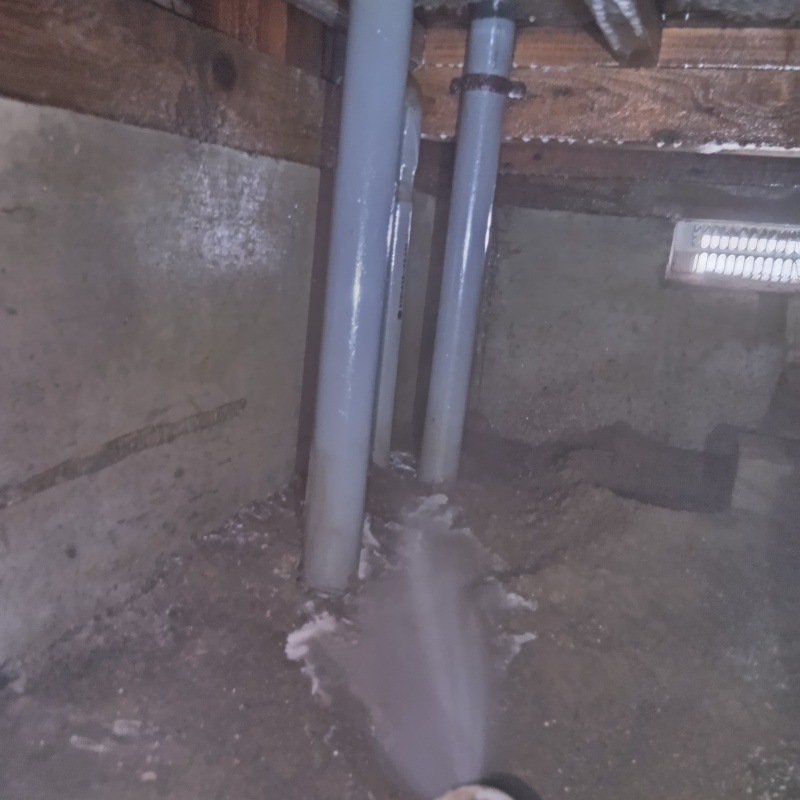 床下の土壌にシロアリ駆除剤を散布