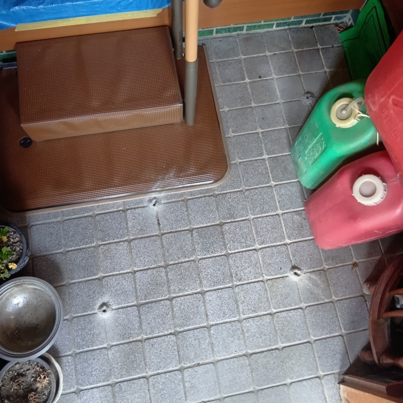 玄関床のタイルに穿孔口を開ける